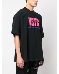 schwarzes bedrucktes T-Shirt mit einem Rundhalsausschnitt von Vetements