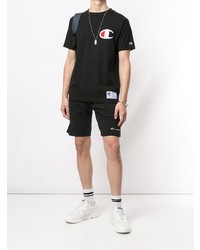 schwarzes bedrucktes T-Shirt mit einem Rundhalsausschnitt von Champion