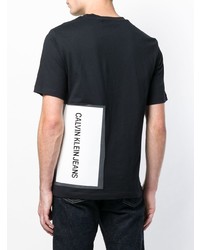 schwarzes bedrucktes T-Shirt mit einem Rundhalsausschnitt von Calvin Klein Jeans