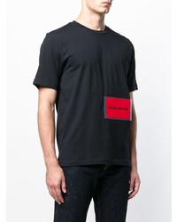 schwarzes bedrucktes T-Shirt mit einem Rundhalsausschnitt von Calvin Klein Jeans