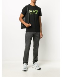 schwarzes bedrucktes T-Shirt mit einem Rundhalsausschnitt von Ea7 Emporio Armani