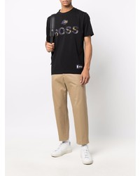 schwarzes bedrucktes T-Shirt mit einem Rundhalsausschnitt von BOSS