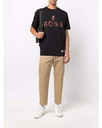 schwarzes bedrucktes T-Shirt mit einem Rundhalsausschnitt von BOSS