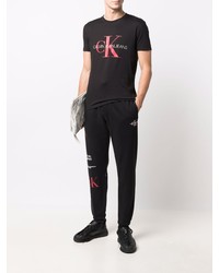 schwarzes bedrucktes T-Shirt mit einem Rundhalsausschnitt von Calvin Klein Jeans