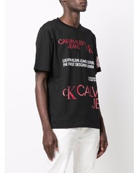 schwarzes bedrucktes T-Shirt mit einem Rundhalsausschnitt von Calvin Klein Jeans