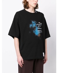 schwarzes bedrucktes T-Shirt mit einem Rundhalsausschnitt von Maison Mihara Yasuhiro