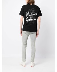 schwarzes bedrucktes T-Shirt mit einem Rundhalsausschnitt von Musium Div.