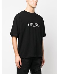 schwarzes bedrucktes T-Shirt mit einem Rundhalsausschnitt von YOUNG POETS