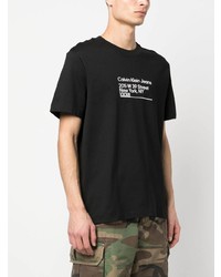 schwarzes bedrucktes T-Shirt mit einem Rundhalsausschnitt von Calvin Klein