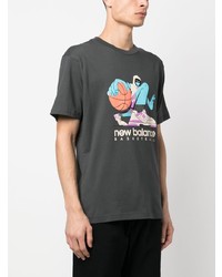 schwarzes bedrucktes T-Shirt mit einem Rundhalsausschnitt von New Balance