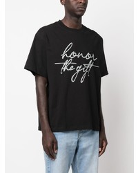 schwarzes bedrucktes T-Shirt mit einem Rundhalsausschnitt von HONOR THE GIFT