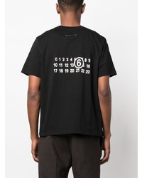 schwarzes bedrucktes T-Shirt mit einem Rundhalsausschnitt von MM6 MAISON MARGIELA