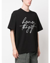 schwarzes bedrucktes T-Shirt mit einem Rundhalsausschnitt von HONOR THE GIFT