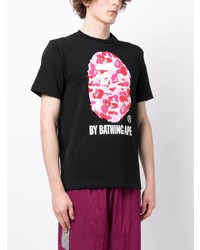 schwarzes bedrucktes T-Shirt mit einem Rundhalsausschnitt von A Bathing Ape