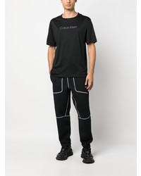 schwarzes bedrucktes T-Shirt mit einem Rundhalsausschnitt von Calvin Klein