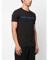 schwarzes bedrucktes T-Shirt mit einem Rundhalsausschnitt von Calvin Klein