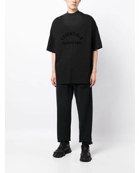 schwarzes bedrucktes T-Shirt mit einem Rundhalsausschnitt von FEAR OF GOD ESSENTIALS