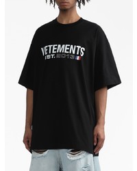 schwarzes bedrucktes T-Shirt mit einem Rundhalsausschnitt von Vetements