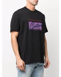 schwarzes bedrucktes T-Shirt mit einem Rundhalsausschnitt von VERSACE JEANS COUTURE