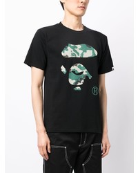 schwarzes bedrucktes T-Shirt mit einem Rundhalsausschnitt von A Bathing Ape