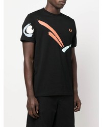 schwarzes bedrucktes T-Shirt mit einem Rundhalsausschnitt von Fred Perry