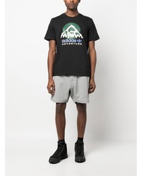 schwarzes bedrucktes T-Shirt mit einem Rundhalsausschnitt von adidas