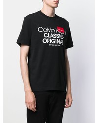 schwarzes bedrucktes T-Shirt mit einem Rundhalsausschnitt von Calvin Klein