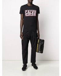 schwarzes bedrucktes T-Shirt mit einem Rundhalsausschnitt von Calvin Klein Jeans