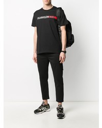 schwarzes bedrucktes T-Shirt mit einem Rundhalsausschnitt von Calvin Klein Jeans