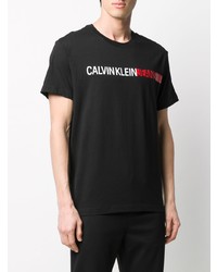 schwarzes bedrucktes T-Shirt mit einem Rundhalsausschnitt von Calvin Klein Jeans