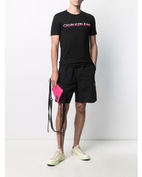 schwarzes bedrucktes T-Shirt mit einem Rundhalsausschnitt von Calvin Klein Jeans