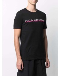 schwarzes bedrucktes T-Shirt mit einem Rundhalsausschnitt von Calvin Klein Jeans