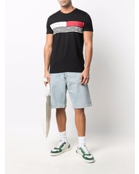 schwarzes bedrucktes T-Shirt mit einem Rundhalsausschnitt von Tommy Hilfiger