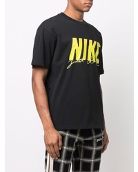 schwarzes bedrucktes T-Shirt mit einem Rundhalsausschnitt von Nike