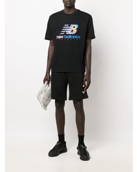 schwarzes bedrucktes T-Shirt mit einem Rundhalsausschnitt von New Balance