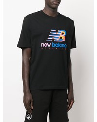 schwarzes bedrucktes T-Shirt mit einem Rundhalsausschnitt von New Balance