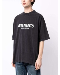 schwarzes bedrucktes T-Shirt mit einem Rundhalsausschnitt von Vetements