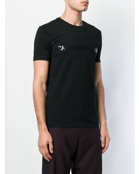 schwarzes bedrucktes T-Shirt mit einem Rundhalsausschnitt von Calvin Klein Jeans