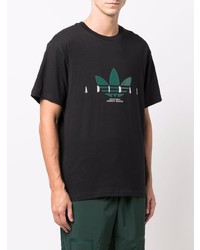 schwarzes bedrucktes T-Shirt mit einem Rundhalsausschnitt von adidas