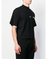 schwarzes bedrucktes T-Shirt mit einem Rundhalsausschnitt von Pyer Moss