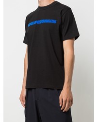 schwarzes bedrucktes T-Shirt mit einem Rundhalsausschnitt von Sacai