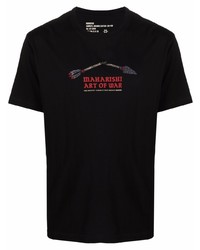 schwarzes bedrucktes T-Shirt mit einem Rundhalsausschnitt von Maharishi