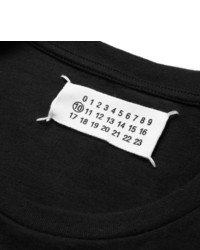 schwarzes bedrucktes T-Shirt mit einem Rundhalsausschnitt