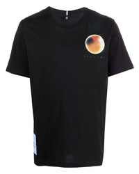 schwarzes bedrucktes T-Shirt mit einem Rundhalsausschnitt von McQ