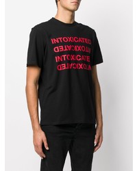 schwarzes bedrucktes T-Shirt mit einem Rundhalsausschnitt von Intoxicated