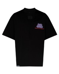 schwarzes bedrucktes T-Shirt mit einem Rundhalsausschnitt von NAMESAKE