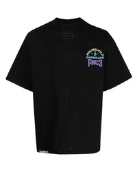 schwarzes bedrucktes T-Shirt mit einem Rundhalsausschnitt von NAMESAKE