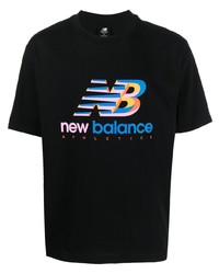 schwarzes bedrucktes T-Shirt mit einem Rundhalsausschnitt von New Balance