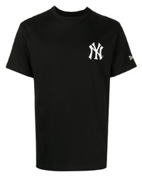 schwarzes bedrucktes T-Shirt mit einem Rundhalsausschnitt von New Era Cap