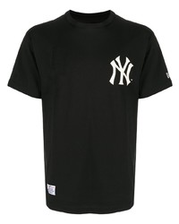schwarzes bedrucktes T-Shirt mit einem Rundhalsausschnitt von New Era Cap